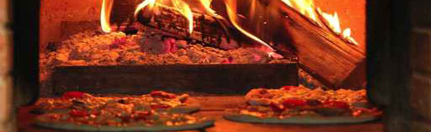 Unser Catering Service bereitet für Sie Pizza frisch im Holzbackofen zu